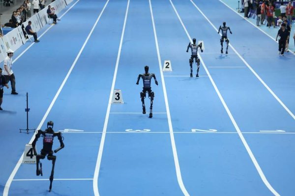 配资世界 机器人比什么？能应用到现实生活中吗？直击世界人形机器人运动会